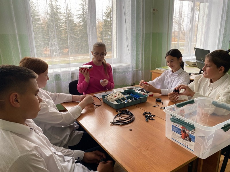 Робототехника в Точке роста.